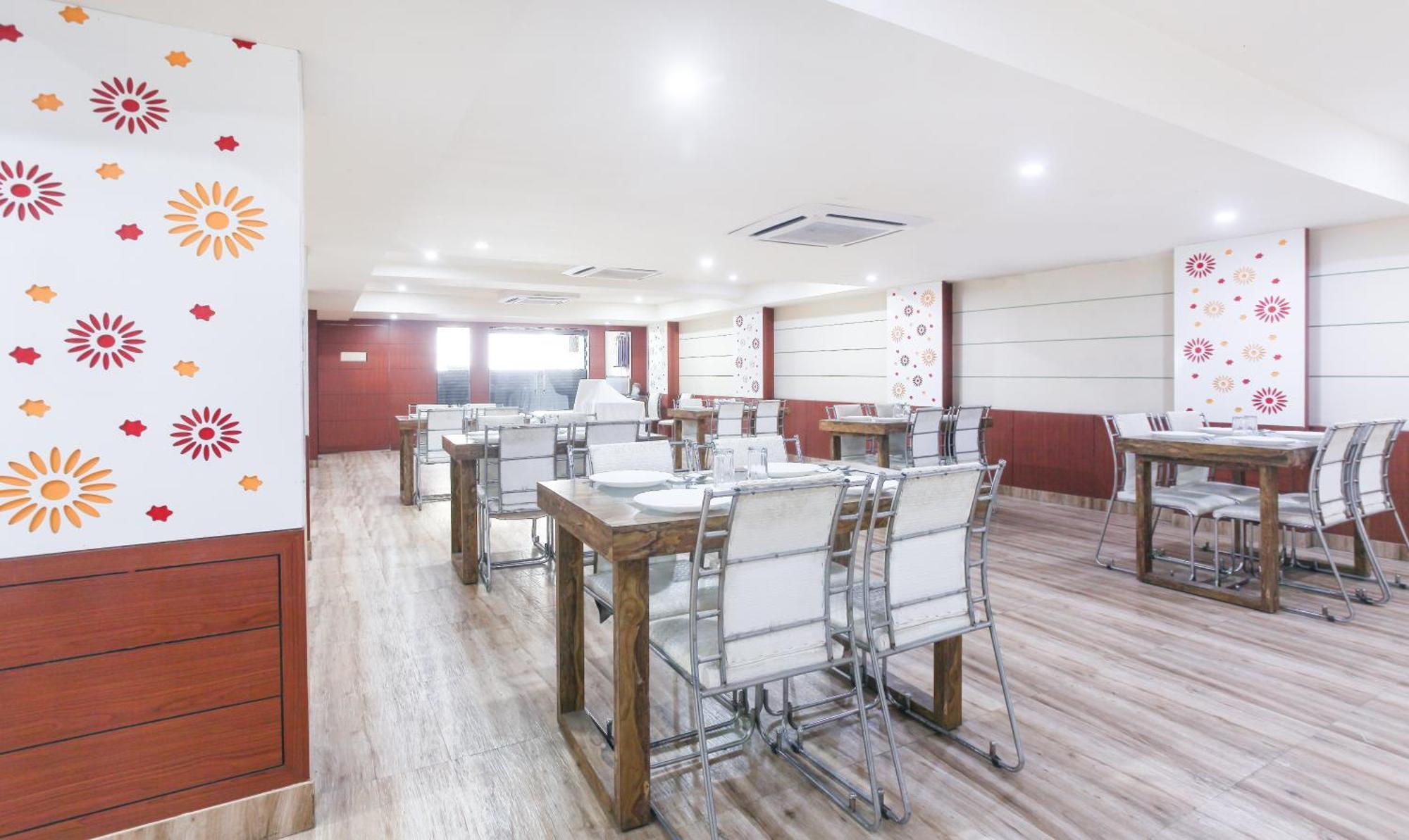 Janki International Sigra 2 Km From Kashi Vishwanath Temple Hotel 3*