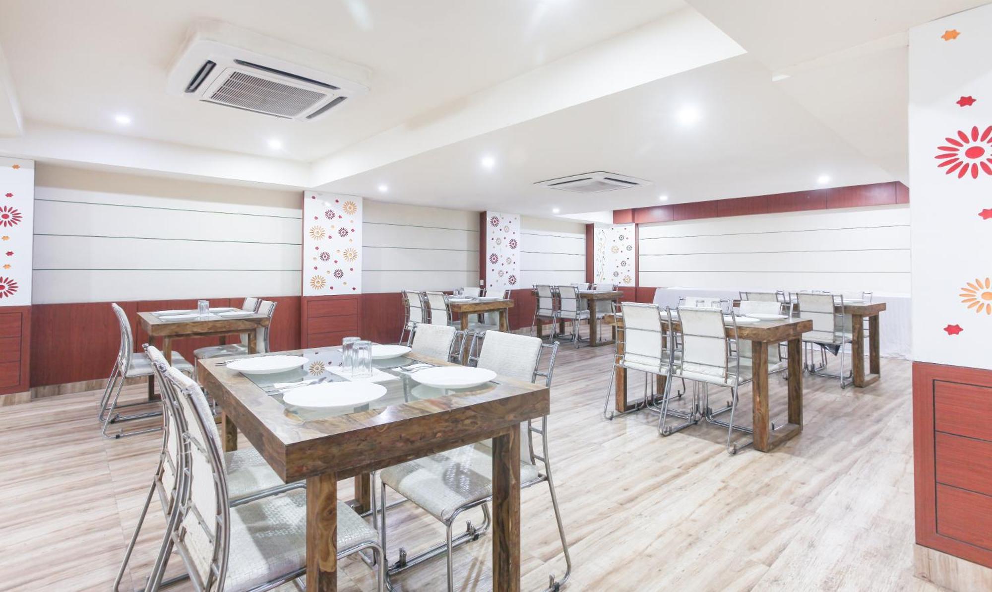 Janki International Sigra 2 Km From Kashi Vishwanath Temple Hotel
